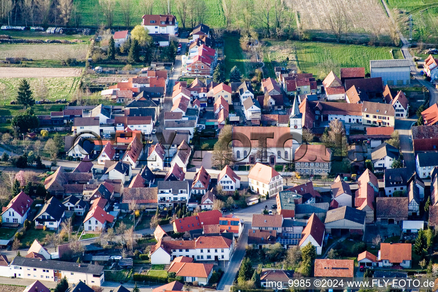 Kirchengebäude im Dorfkern im Ortsteil Vorderlohe in Schwegenheim im Bundesland Rheinland-Pfalz, Deutschland