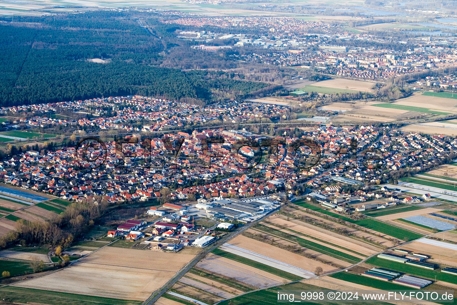 Schrägluftbild von Ortsansicht der Straßen und Häuser der Wohngebiete in Harthausen im Bundesland Rheinland-Pfalz, Deutschland