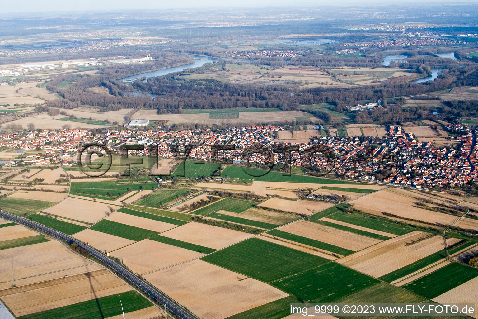 Ortsteil Heiligenstein in Römerberg im Bundesland Rheinland-Pfalz, Deutschland von der Drohne aus gesehen