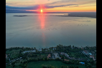 Sonnenaufgang am Barche Bellandi am Gardasee in Desenzano del Garda im Bundesland Brescia, Italien
