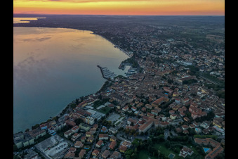 Sonnenaufgang am Gardasee in Desenzano del Garda im Bundesland Brescia, Italien