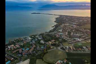 Halbinsel Sirmione am Gardasee im Morgenlicht in Desenzano del Garda im Bundesland Brescia, Italien