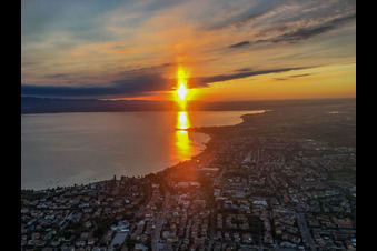 Luftbild von Sonnenaufgang am Gardasee in Sirmione im Bundesland Brescia, Italien