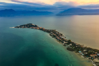 Morgenstimmung über der Halbinsel Sirmione im Gardasee im Bundesland Brescia, Italien