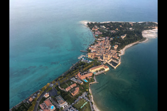 Luftaufnahme von Sirmione im Bundesland Brescia, Italien