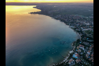 Luftaufnahme von Sonnenaufgang am Gardasee in Sirmione im Bundesland Brescia, Italien