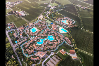 Luftbild von Garda Resort Village in Peschiera del Garda im Bundesland Verona, Italien