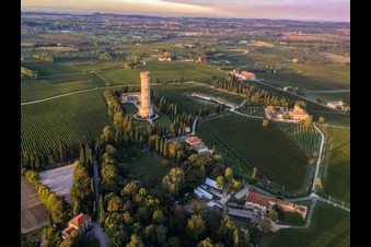 Luftaufnahme von Torre di San Martino della Battagli im Ortsteil Chiodino in Desenzano del Garda im Bundesland Brescia, Italien