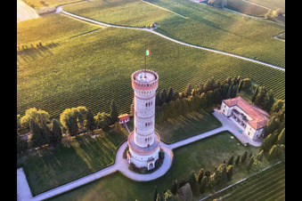 Schrägluftbild von Torre di San Martino della Battagli im Ortsteil Chiodino in Desenzano del Garda im Bundesland Brescia, Italien