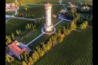 Torre di San Martino della Battagli im Ortsteil Chiodino in Desenzano del Garda im Bundesland Brescia, Italien von oben