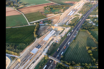 Schrägluftbild von Tunnelbaustelle längs der A4 im Ortsteil Bornade di Sotto in Desenzano del Garda im Bundesland Brescia, Italien