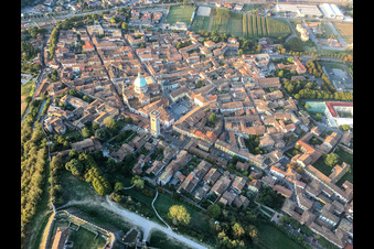 Luftbild von Basilica di San Giovanni Battista in Lonato del Garda im Bundesland Brescia, Italien