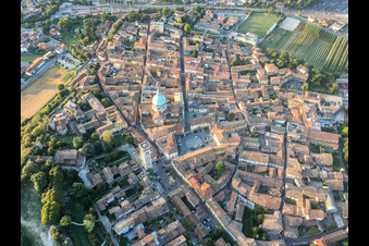 Luftaufnahme von Basilica di San Giovanni Battista in Lonato del Garda im Bundesland Brescia, Italien