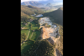 Luftbild von Buco Del Frate in Paitone im Bundesland Brescia, Italien