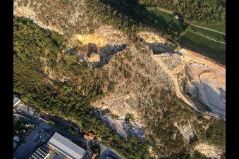 Schrägluftbild von Buco Del Frate in Paitone im Bundesland Brescia, Italien