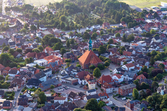 Marktplatz und St. Bartholomäus Kirche in Wesselburen im Bundesland Schleswig-Holstein, Deutschland