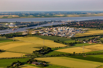 Grasflächen- Strukturen einer Feld- und Wiesen- Landschaft in Westerbüttel in Brunsbüttel im Bundesland Schleswig-Holstein, Deutschland