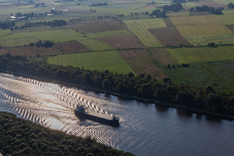 Gegenverkehr auf dem Nord-Ostsee-Kanal in Kudensee im Bundesland Schleswig-Holstein, Deutschland