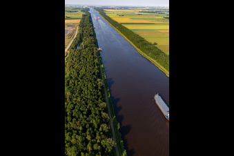 Luftbild von Kanalverlauf und Uferbereiche der Wasserstraße der Binnenschiffahrt Nordostseekanal in Buchholz im Ortsteil Buchholzer Moor im Bundesland Schleswig-Holstein, Deutschland