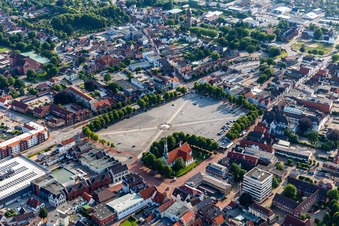 Platz- Ensemble " Heider Marktplatz " im Innenstadt- Zentrum in Heide im Bundesland Schleswig-Holstein, Deutschland