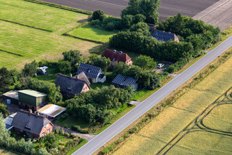 Schrägluftbild von Ehemalige Deichwärterhöfe an der Schülpersieler Straße in Wesselburenerkoog im Bundesland Schleswig-Holstein, Deutschland