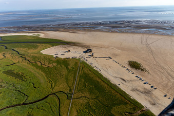 Sandstrand- Landschaft an der Nordsee - Küste im Ortsteil Sankt Peter-Ording Parkplatz und Gastronomie Die Seekiste in Sankt Peter-Ording im Ortsteil Böhl-Süderhöft im Bundesland Schleswig-Holstein, Deutschland