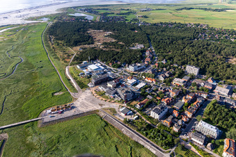 Luftbild von Erlebnisbad mit Wasserrutsche, Schwimmhalle und Freibad im Ortsteil Sankt Peter-Bad in Sankt Peter-Ording im Ortsteil Bad Sankt Peter im Bundesland Schleswig-Holstein, Deutschland
