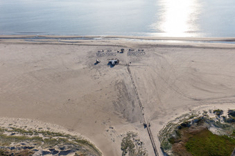 Sandstrand- Landschaft mit Seebrücke an der Nordsee - Küste Parkplatz und Gastronomie Arche Noah auf Pfahlbauten in Sankt Peter-Ording im Ortsteil Bad Sankt Peter im Bundesland Schleswig-Holstein, Deutschland