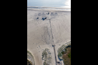 Luftbild von Sandstrand- Landschaft mit Seebrücke an der Nordsee - Küste Parkplatz und Gastronomie Arche Noah auf Pfahlbauten in Sankt Peter-Ording im Ortsteil Bad Sankt Peter im Bundesland Schleswig-Holstein, Deutschland