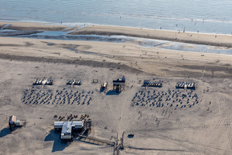 Luftaufnahme von Sandstrand- Landschaft mit Seebrücke an der Nordsee - Küste Parkplatz und Gastronomie Arche Noah auf Pfahlbauten in Sankt Peter-Ording im Ortsteil Bad Sankt Peter im Bundesland Schleswig-Holstein, Deutschland