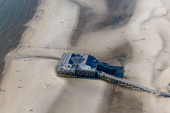 Schrägluftbild von Küsten- Landschaft am Sandstrand der Nordsee in Sankt Peter-Ording im Bundesland Schleswig-Holstein, Deutschland