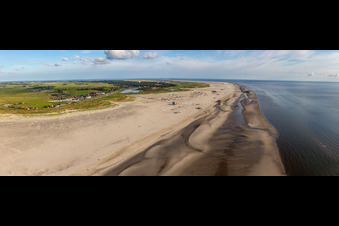 Sandstrand- Landschaft entlang des Küsten- Verlaufes der Nordsee in Sankt Peter-Ording im Ortsteil Olsdorf im Bundesland Schleswig-Holstein, Deutschland