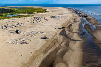 Sandstrand- Landschaft entlang des Küsten- Verlaufes der Nordsee in Sankt Peter-Ording im Ortsteil Bad Sankt Peter im Bundesland Schleswig-Holstein, Deutschland