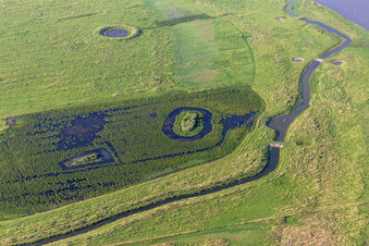 Watt- Bereichen am Flußverlauf der Eider im Naturschutzgebiet Oldensworter Vorland in Karolinenkoog im Ortsteil Hemmerdeich im Bundesland Schleswig-Holstein, Deutschland