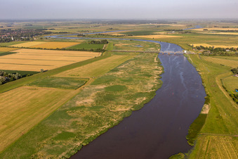 Luftbild von Dammsdeich mit Eisenbahnbrücke über die Eider in Koldenbüttel im Bundesland Schleswig-Holstein, Deutschland