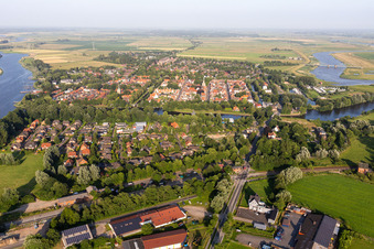 Grachtenstadt zwischen Treene, Westersielzug und Eideran den Fluss- Uferbereichen von Treene, Westersielzug und Eider in Friedrichstadt im Bundesland Schleswig-Holstein, Deutschland