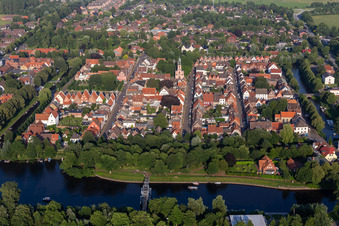 Luftbild von Grachtenstadt zwischen Treene, Westersielzug und Eideran den Fluss- Uferbereichen von Treene, Westersielzug und Eider in Friedrichstadt im Bundesland Schleswig-Holstein, Deutschland