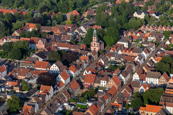Kirchengebäude der Remonstrantenkirche in der Kirchenstraße im Altstadt- Zentrum der Innenstadt in Friedrichstadt im Bundesland Schleswig-Holstein, Deutschland