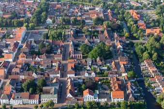 Straßenführung der bekannten Flaniermeile und Einkaufsstraße Prinzeßstraße in Friedrichstadt im Bundesland Schleswig-Holstein, Deutschland