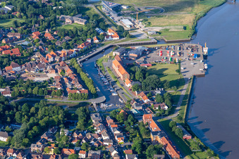 Hafenanlagen am Ufer des Hafenbeckens Museumshafen Tönning an der Eider in Tönning im Bundesland Schleswig-Holstein, Deutschland