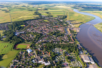 Ortsansicht der Straßen und Häuser der Wohngebiete in Tönning an der Eider im Bundesland Schleswig-Holstein, Deutschland
