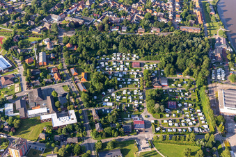 Wohnwagen und Zelte- Campingplatz - und Zeltplatz der Comfort-Camp Eider GmbH im Freizeitpark am Eiderdeich in Tönning im Bundesland Schleswig-Holstein, Deutschland