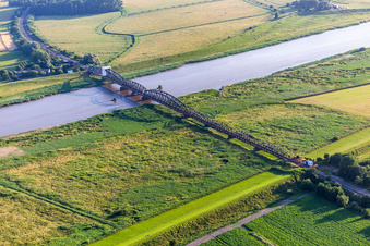 Luftaufnahme von Dammsdeich mit Eisenbahnbrücke über die Eider in Koldenbüttel im Bundesland Schleswig-Holstein, Deutschland