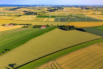 Koogstraße und Windpark Rathsmede in Karolinenkoog im Bundesland Schleswig-Holstein, Deutschland