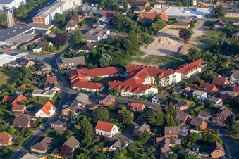 Gebäude des Altersheim - Seniorenresidenz Seniorenhaus Sonnenhof und Rosengarten in Lunden im Ortsteil Amt Kirchspielslandgemeinde Lunden im Bundesland Schleswig-Holstein, Deutschland