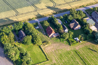 Ehemalige Deichwärterhöfe an der Schülpersieler Straße in Wesselburenerkoog im Bundesland Schleswig-Holstein, Deutschland von oben gesehen