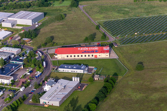 Gewerbegebiet und Firmenansiedlung mit Fliesenstudio Arnold in Waltershausen im Ortsteil Hörselgau im Bundesland Thüringen, Deutschland