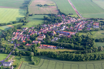 Ortsansicht am Rande von landwirtschaftlichen Feldern und Nutzflächen in Friedrichswerth in Nessetal im Bundesland Thüringen, Deutschland