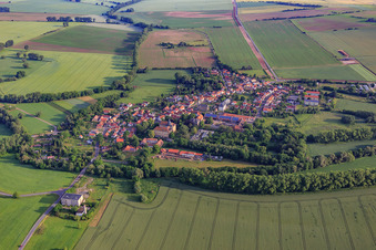 Luftbild von Ortsansicht von Süden mit Schloss Friedrichswerth in Nessetal im Bundesland Thüringen, Deutschland