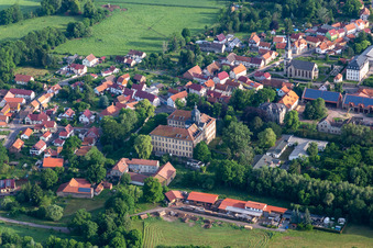 Luftbild von Ortsansicht am Rande von landwirtschaftlichen Feldern und Nutzflächen in Friedrichswerth in Nessetal im Bundesland Thüringen, Deutschland